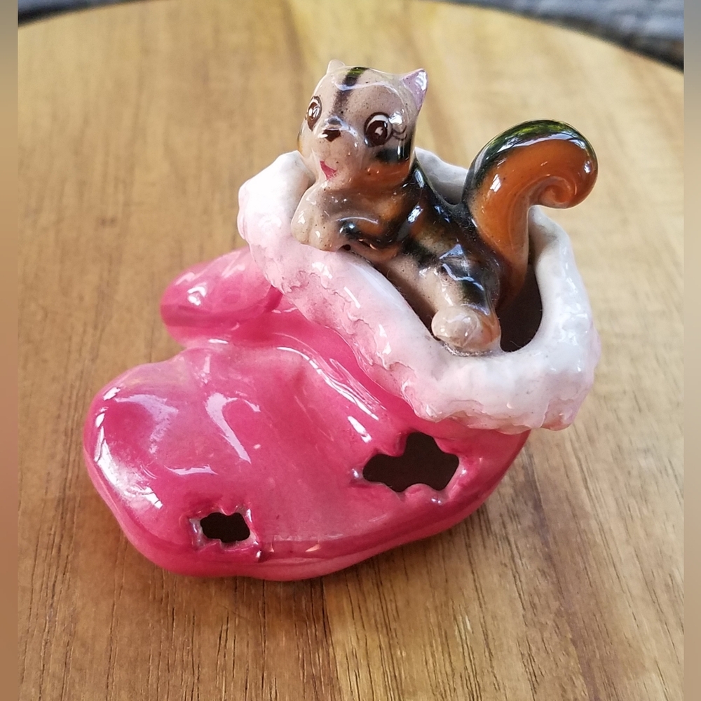Vintage Kitsch Chipmunk/Squirrel in Pink Mitten/Glove Figurine Napco